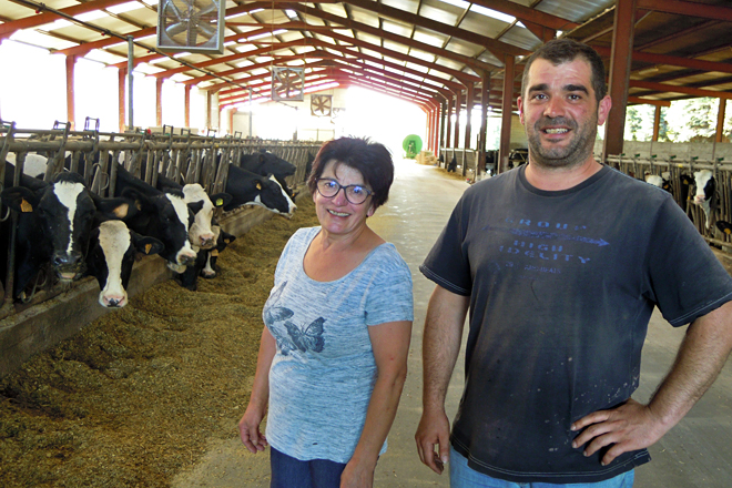 Ana e Iván nas instalacións da gandería, ubicada na parroquia de Santa Leocadia, en Castro de Rei