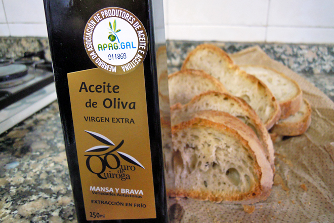 O selo da APAAG certifica que o aceite está feito con aceitunas de olivos plantados en Galicia procesadas nunha almazara galega, aínda que as variedades sexan foráneas