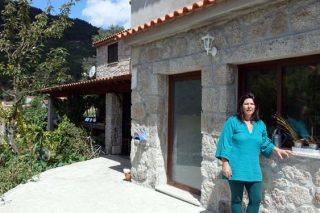 Paula ante a súa casa, en Cabril.