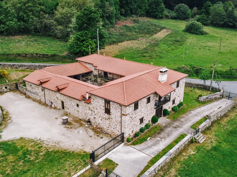 Vista aérea da Rectoral de Gundivós, onde se atopa a adega e o obradoiro de olería tradicional