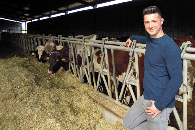 Álex, xunto ás súas vacas no Arneiro