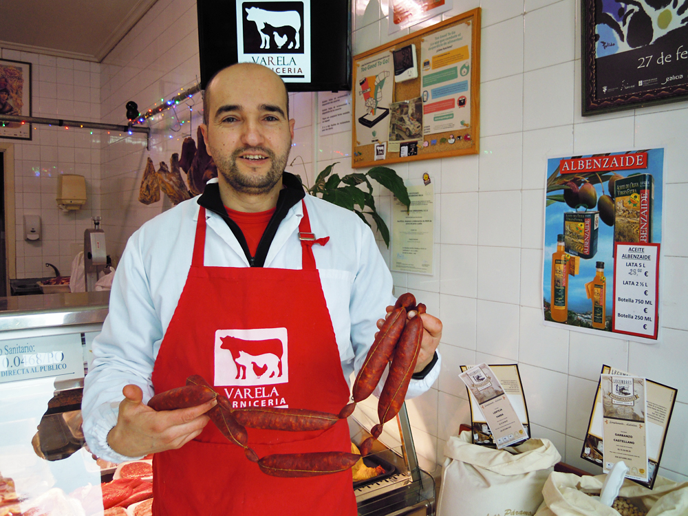 Felipe, na carnicería que ten en Lalín, cos chourizos que elabora seguindo unha receita tradicional da súa familia