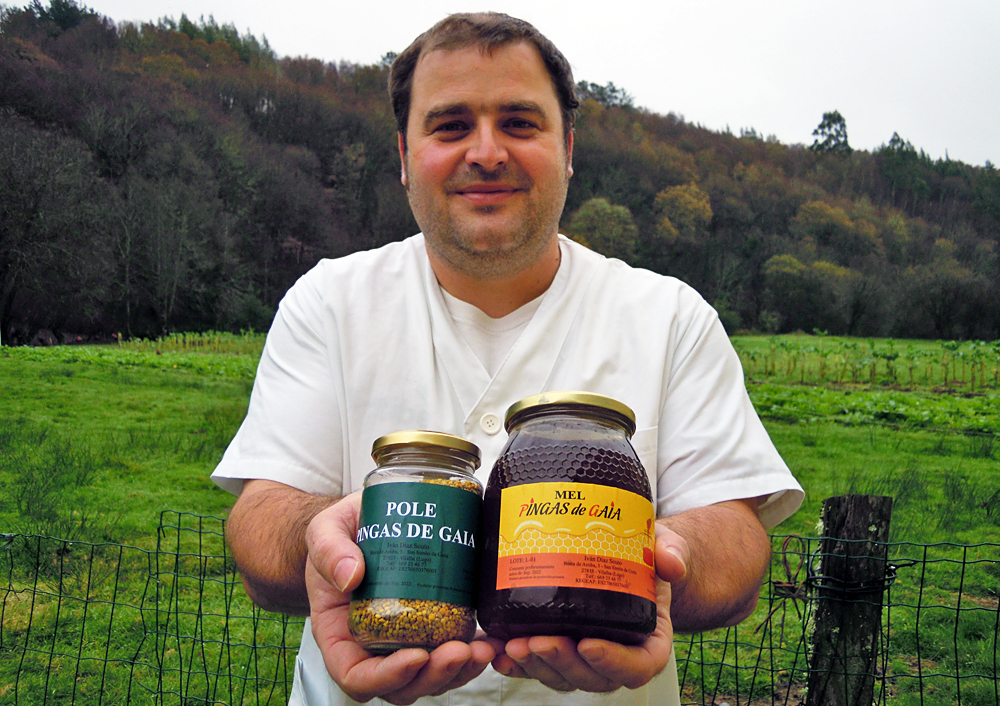 Iván, con dous dos produtos que elabora coas 150 colmeas que ten