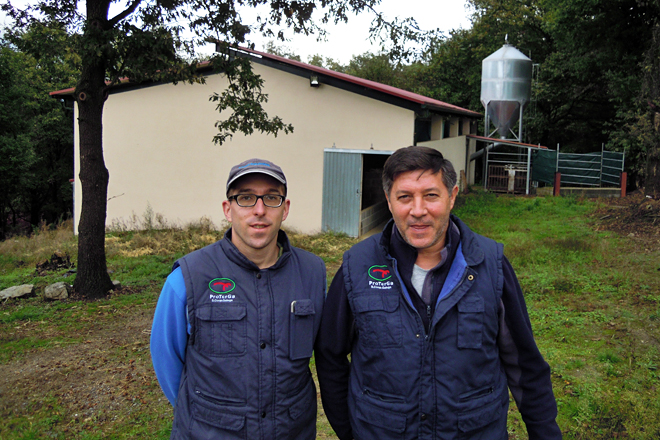 Iván xunto ao seu pai, Moncho, nas novas instalacións do cebadeiro construídas en 2018 na parroquia de Millán