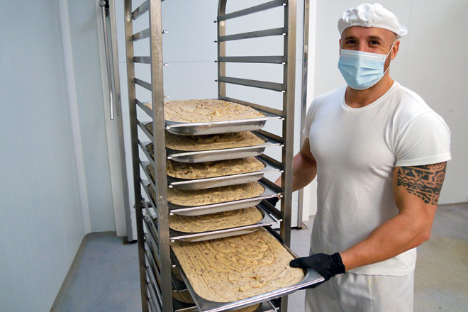 A masa colócase en bandexas antes de dar forma ás croquetas