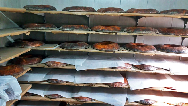Elaboran por encarga todos os venres de marzo a outubro nun forno de leña artesán que teñen na casa