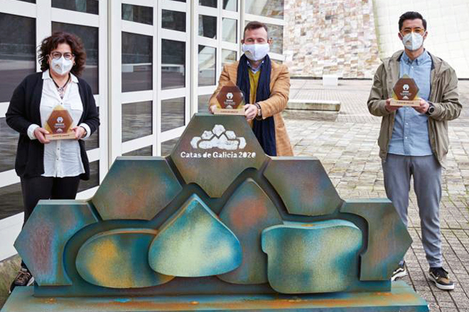 Marifé, Iván e Javier, cos seus premios o día da entrega na Cidade da Cultura de Santiago