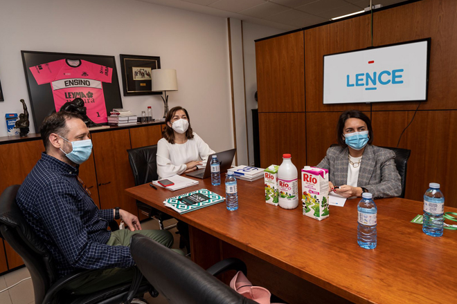 Carmen Lence, xunto a Patricia Arguerey e a Jesús García, director de operacións do grupo Leche Río