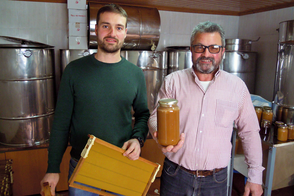 David, xunto ao seu pai, Uxío, na sala de extracción en Santa María de Vilar, en Sarria