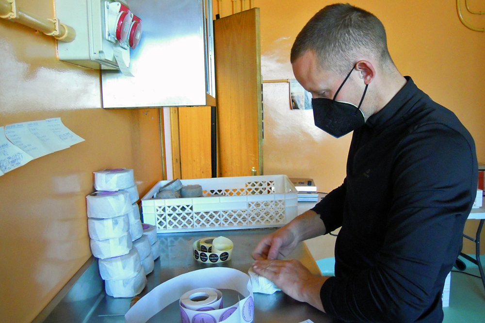 Alberto, empaquetando os queixos para o seu envío aos clientes por mensaxería