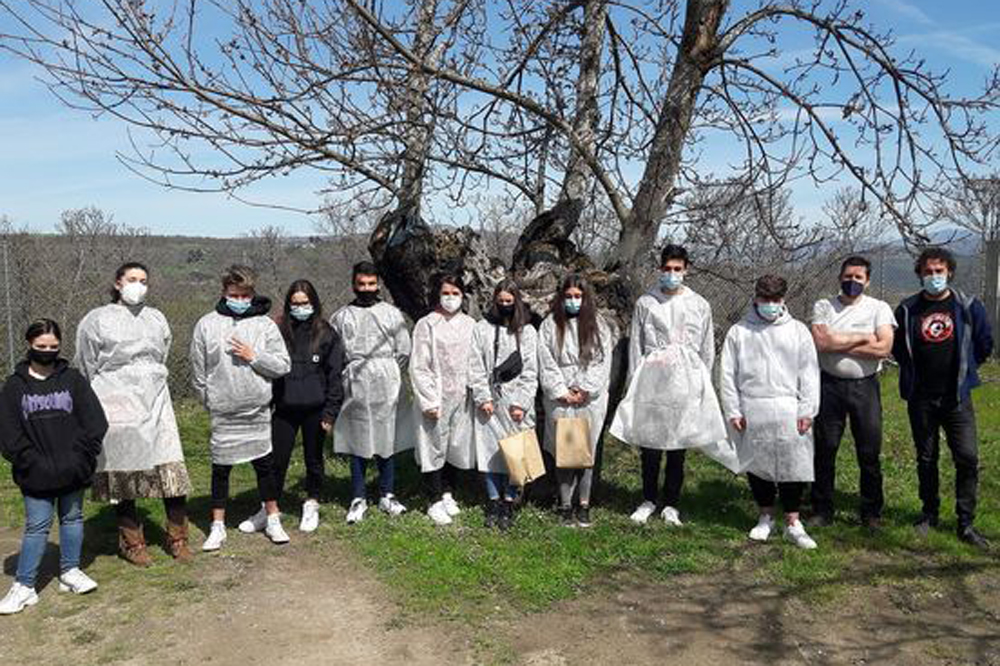 Visita das alumnas e alumnos do IES do Ribeiro ás instalacións de Amarelante para coñecer o seu proxecto