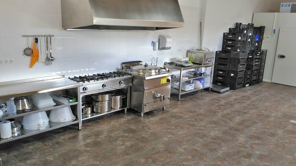 Sala de elaboración, onde a materia prima é seleccionada e procesada para facer as conservas