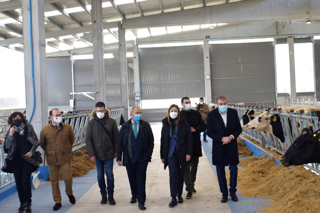 Foto de arquivo da inauguración da Granxa Experimental de Leite da USC nas instalacións da Granxa Gayoso Castro