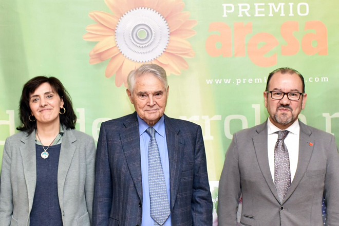 Álvaro Rodríguez Eiras, en el centro, junto al rector de la USC, Antonio López, y la vicerrectora del Campus de Lugo, Montserrat Valcárcel, en una edición anterior del Premio Aresa