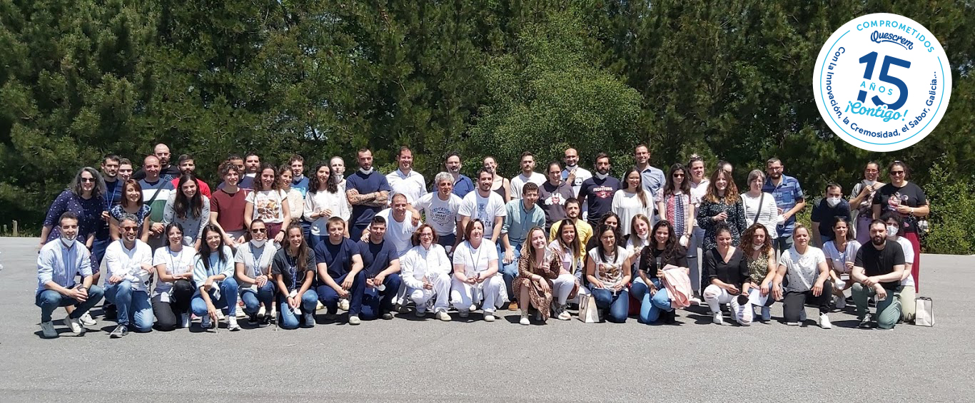 Foto de familia de la plantilla para celebrar el 15 aniversario de la empresa