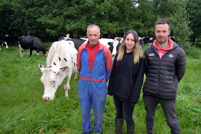 Carlos, Sandra e Casimiro, xunto ás súas vacas despois de levalas á pradeira