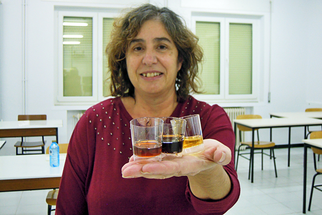Mari Carmen Seijo Coello con mostras de distintos tipos de mel galego