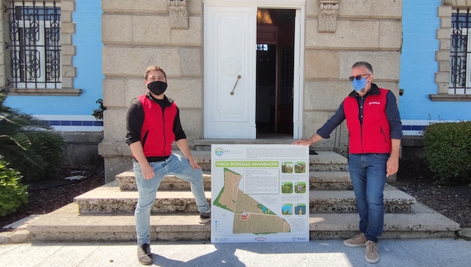 Personal de la bodega Granbazan con el cartel del proyecto Wildlife
