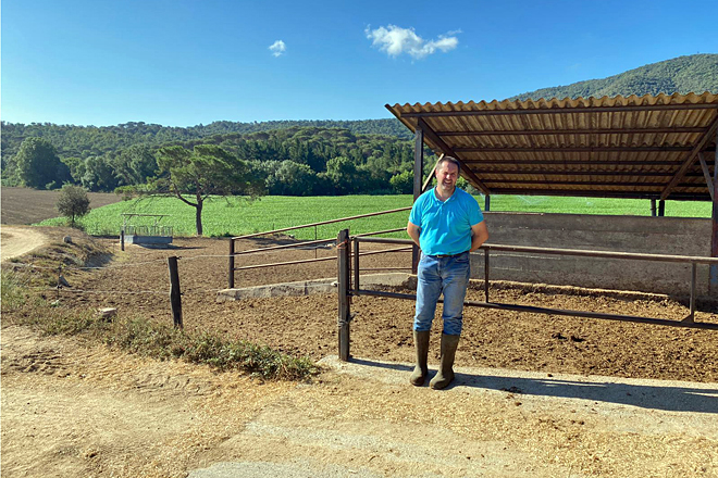 Al lado de las instalaciones de la granja disponen de 5 hectáreas de regadío cuyo cultivo principal es el sorgo
