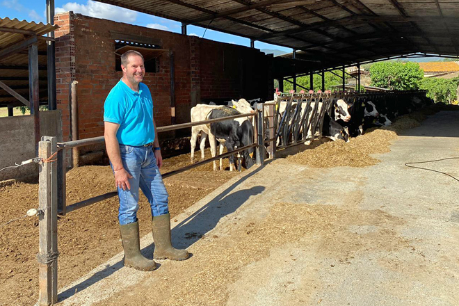 Pere, junto al lote de novillas de recría