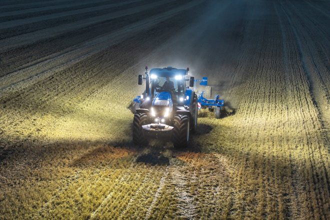 El sistema de iluminación exterior dotado con 24 luces led garantiza la visión perimetral tanto del tractor como del apero