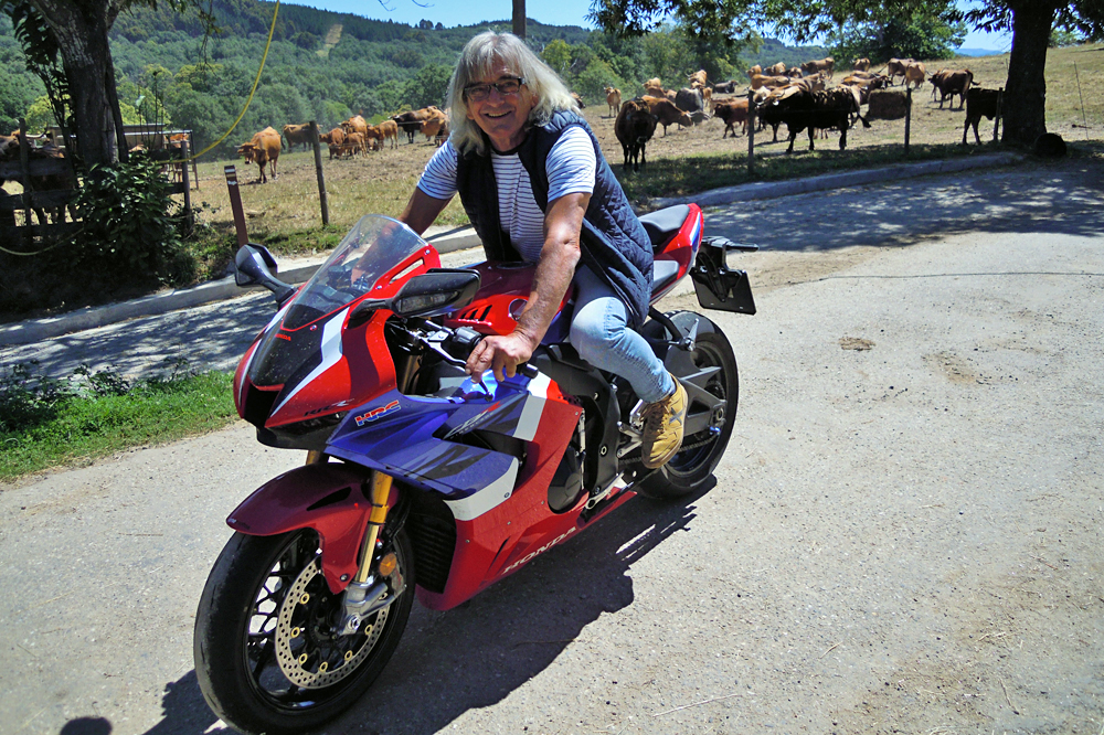 José Luis Vaz, coa súa moto e as súas vacas de raza vianesa en Riós