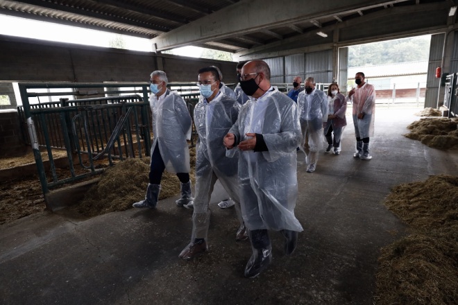 Visita do conselleiro do Medio Rural, José González, a Xenética Fontao o pasado mes de setembro