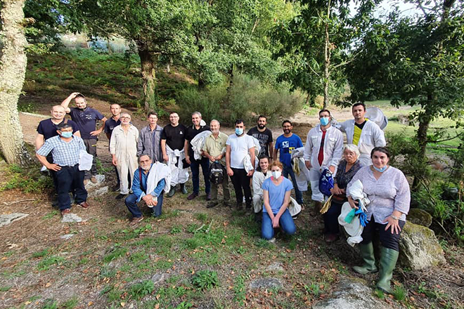 Gilles Fert, junto a los integrantes de la Asociación Apícola de Galicia que participaron en el curso