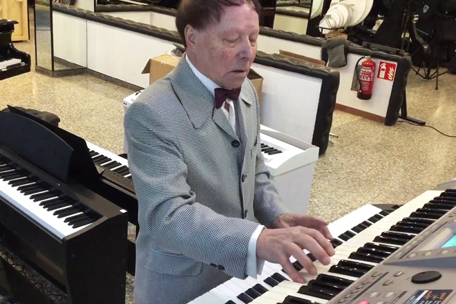 Aladino tocando o piano. Foi membro do grupo Os Gales de España, cos que percorreu os cinco continentes