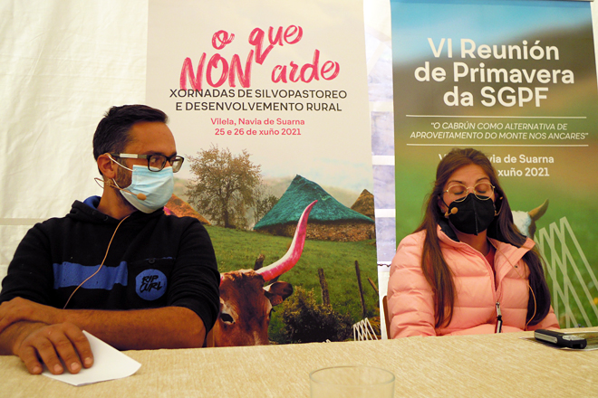 Suso Méndez e Lucía García, durante a súa participación na xuntanza da Sociedade Galega de Pastos e Forraxes celebrada en Navia