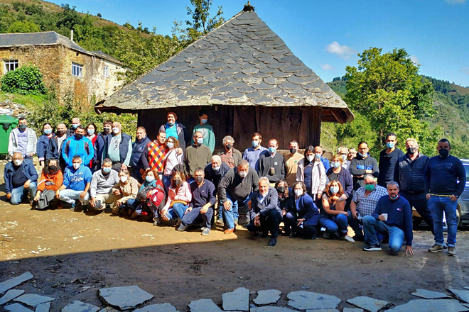 Foto de familia dos asistentes á xuntanza da Sociedade Galega de Pastos e Forraxes