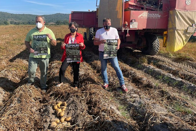 O concelleiro de Medio Rural de Xinzo da Limia, Amador Díaz, primeiro pola dereita, na presentaciónb de Alimagro