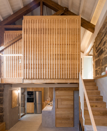 Reconstrucción de vivienda unifamiliar en&nbsp;Carballeda de Avia&nbsp;&nbsp;(Ourense) con madeira de piñeiro.  Proxecto de MOL Arquitectura. Fotografía: Héctor Santos-Díez