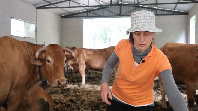 María Páez traballando nas instalacións da súa granxa