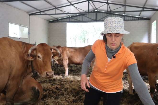 María Páez traballando nas instalacións da súa granxa