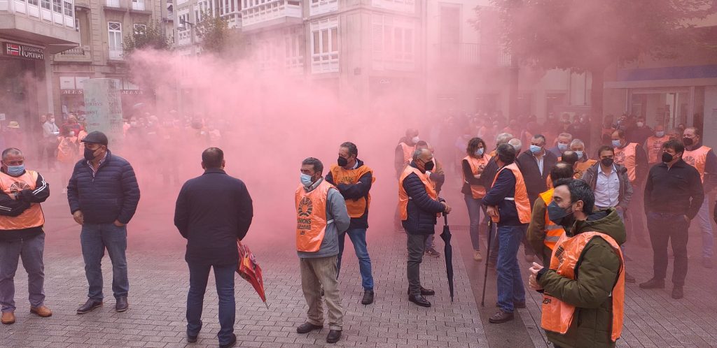 A protesta, que se iniciou diante da Xunta, trasladouse a continuación á sede da Subdelegación do Goberno
