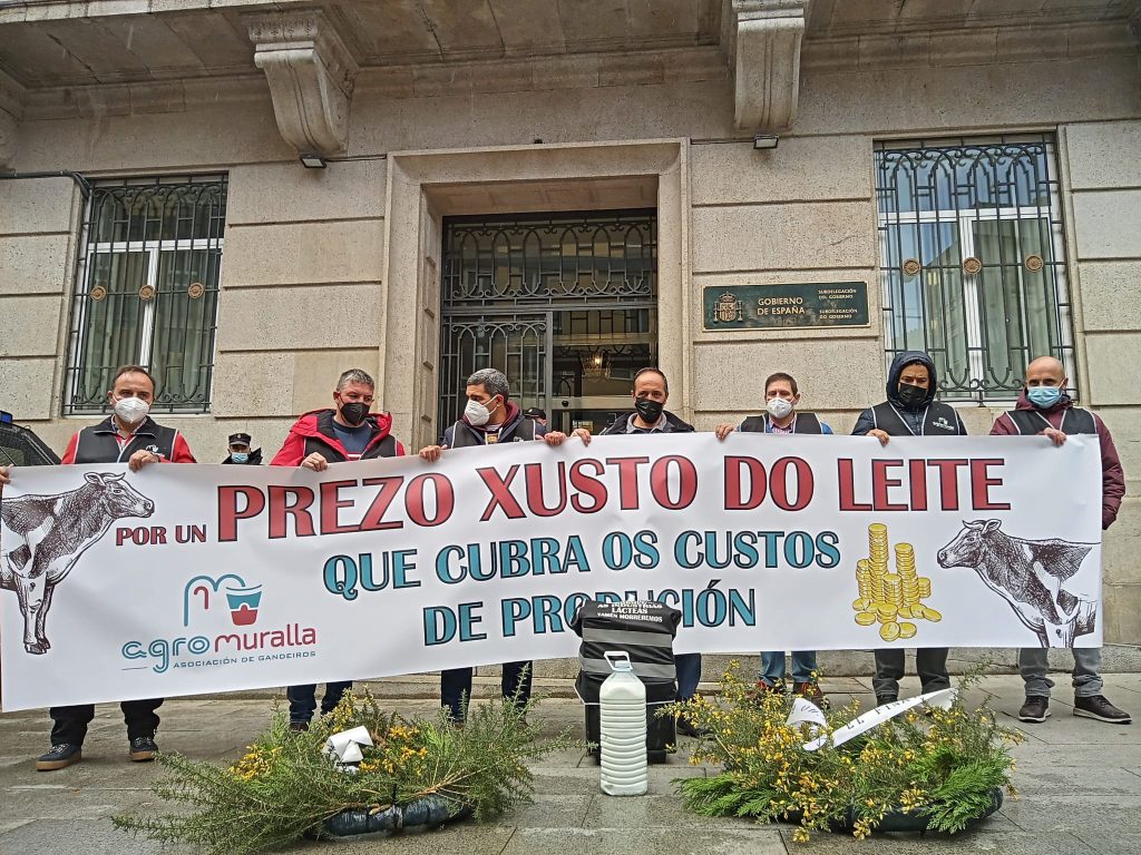 A protesta rematou diante da Subdelegación do Goberno, a quen reclaman que se cumpra a Lei da Cadea Alimentaria