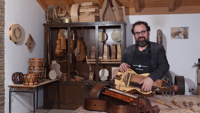 El artesano Xoan Manuel Tubío Fernández, propietario de Xaneco Obradoiro.