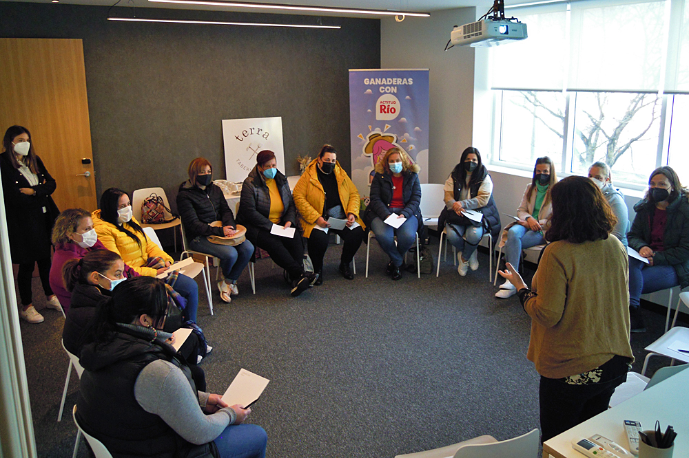 Mulleres pertencentes a distintas ganderías das provincias da Coruña e Lugo participantes na primeira das sesións do programa de empoderamento e liderado
