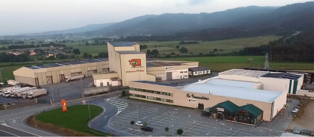 Instalacións de CLUN en Ribadeo, onde a cooperativa Os Irmandiños dispón dunha fábrica de pensos