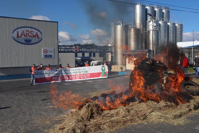 Protesta convocada por UUAA diante da planta de Larsa en Outeiro de Rei o 16 de novembro
