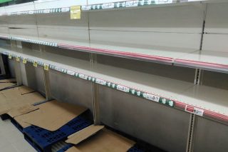 Estanterías de leite dun supermercado baleiras en marzo do 2020. / Arquivo.