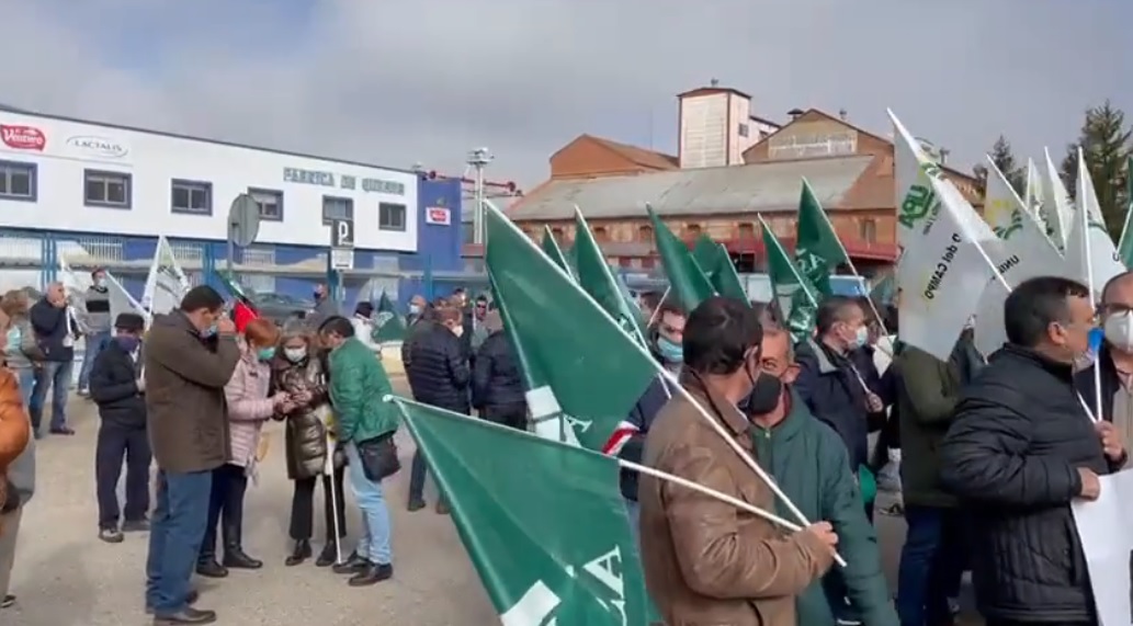 Protesta este martes polo prezo do leite convocada por UPA, COAG e Asaja diante da planta de Lactalis en Zamora
