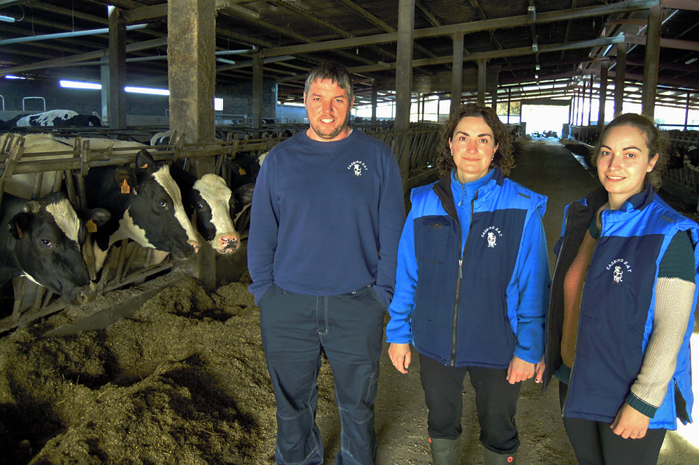 José Luis, Sonia e María José, coas súas vacas en San Cosme de Piñeiro
