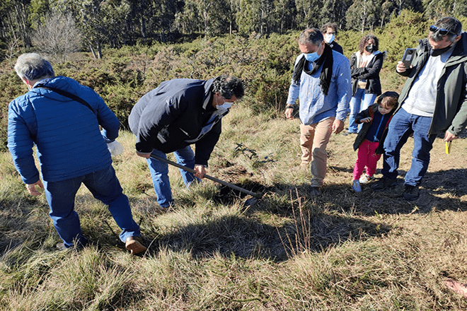La plantación de dos robles también formó parte del homenaje