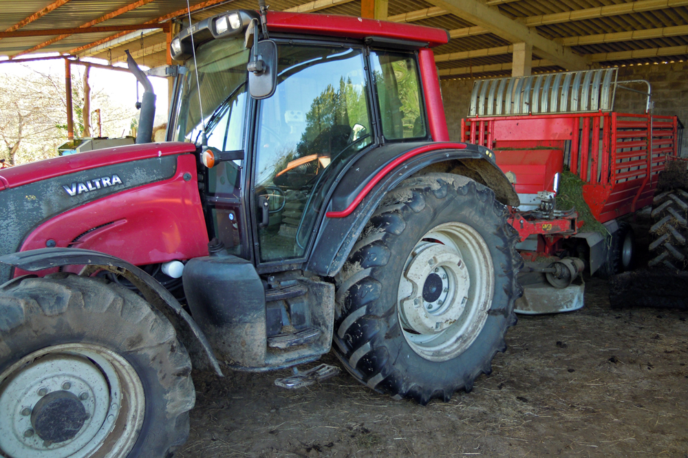 Veñen de mercar un tractor e un autocargador a través dun Plan de Mellora