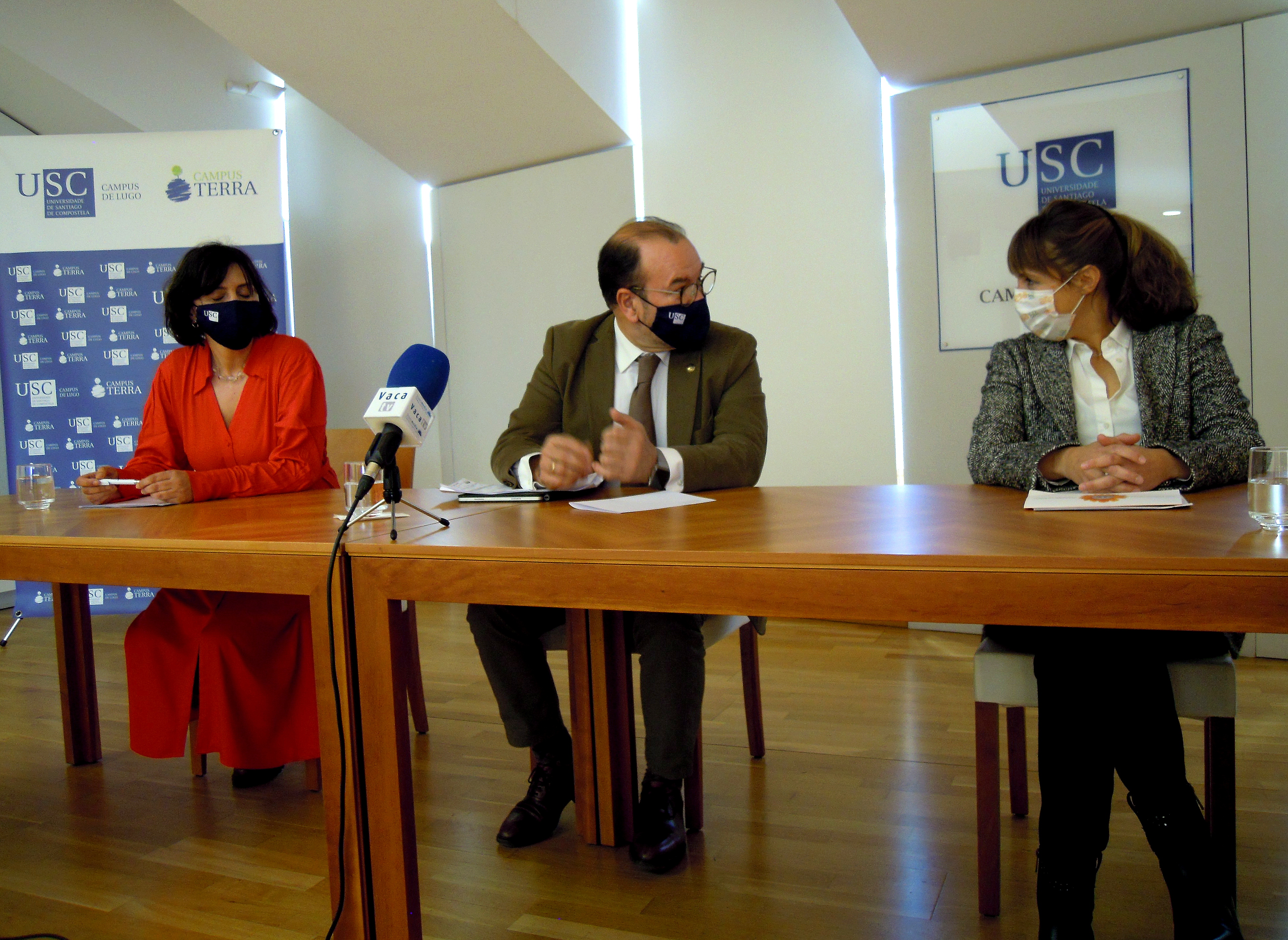 Os membros do xurado, momentos antes de desvelar o gañador do Premio Aresa deste ano