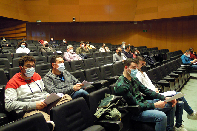Entre os asistentes á charla informativa na sede da Xunta había técnicos e gandeiros