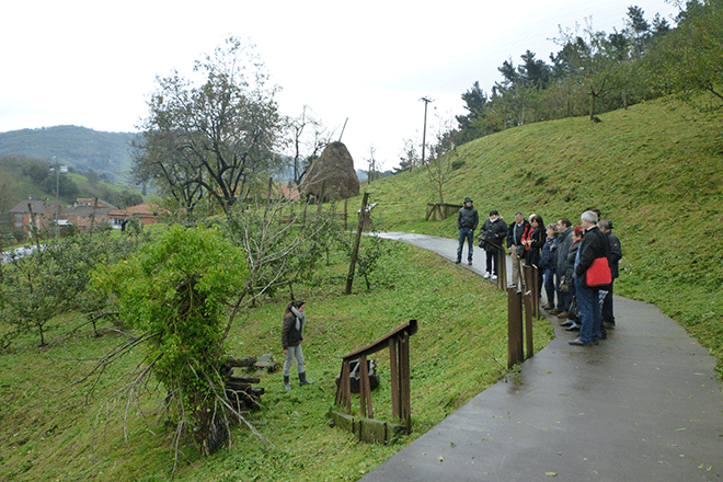 Socios e socias da cooperativa observando plantacións e métodos de traballo no Museo Astigarraga