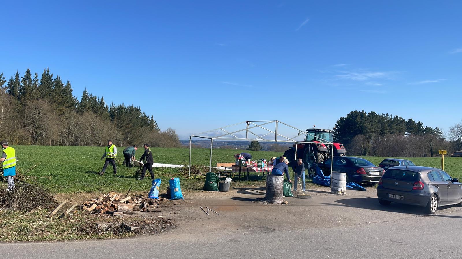 Os gandeiros, recollendo esta mañá o seu campamento improvisado ás portas de Novafrigsa, en Lugo
